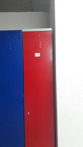 古多里New Gudauri - Feel Like a Kid - Cozy Apartment的房间里有两扇红色和蓝色的门