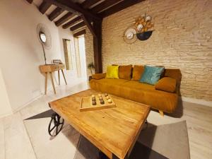 una sala de estar con un sofá y una mesa en Cosy Zénith, en Caen