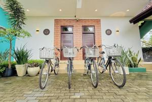 Aura Villa في بولوناروا: ثلاث دراجات هوائية مزودة بسلال مركونة أمام منزل