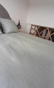 Somnium2 في بلانكنبرخ: سرير لحاف أبيض ومصباح