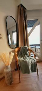 Somnium2 في بلانكنبرخ: مرآة وكرسي في الغرفة