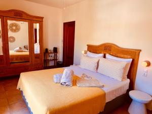 Hacienda el Tarajal في بييغو ذي كوردوبا: غرفة نوم بها سرير مع مناشف عليه