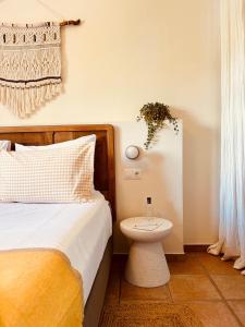 Hacienda el Tarajal في بييغو ذي كوردوبا: غرفة نوم فيها سرير ودورة مياه