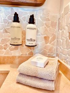 Hacienda el Tarajal في بييغو ذي كوردوبا: زجاجتين من الشامبو ومنشفة على طاولة الحمام +202 صورة