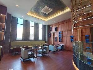 een eetkamer met tafels en stoelen in een gebouw bij Jian DaoBao in Phnom Penh