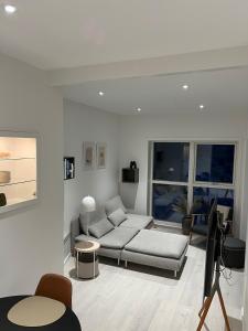 uma sala de estar com um sofá e uma mesa em Private apartment with panoramic ocean views em Ilulissat