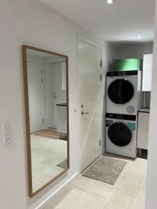 um espelho em uma cozinha com um fogão e um micro-ondas em Private apartment with panoramic ocean views em Ilulissat