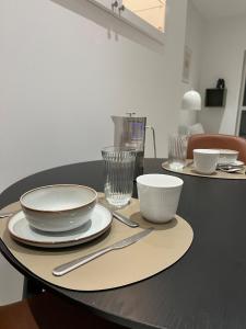 uma mesa com pratos e tigelas em cima em Private apartment with panoramic ocean views em Ilulissat