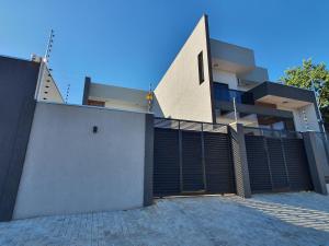 a building with a gate in front of it at Casa de Alto Padrão com 5 Suítes e Piscina in Foz do Iguaçu