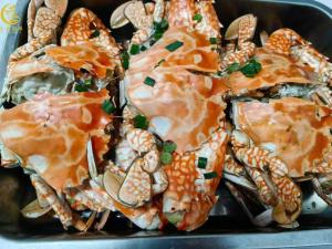 een dienblad met eten, waaronder krabben. bij Lan Ting massage hotel in Dar es Salaam