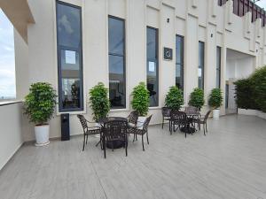 een terras met tafels en stoelen in een gebouw bij Jian DaoBao in Phnom Penh