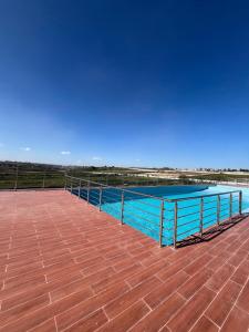 een zwembad met een metalen leuning eromheen bij Haven Place 254 in Nairobi