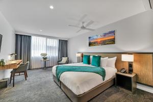 Кровать или кровати в номере The Remington Orange