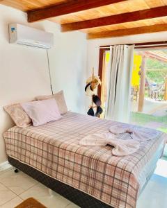 une chambre avec un lit dans une pièce avec une fenêtre dans l'établissement Corumbau Chalé Casa, à Prado 1 autre photo