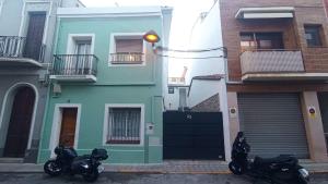 Private Loft Sant Celoni, Montseny, Barcelona في سان سيلوني: اثنين من الدراجات النارية متوقفة أمام المبنى