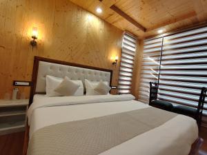 Un pat sau paturi într-o cameră la Chaitnya Homes Kasauli