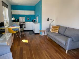 a living room with a couch and a kitchen at Schlaf aus im Schwedenhaus in Eimeldingen