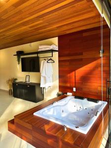Cabana Terra Nossa com vista في ماريشال فلوريانو: حوض استحمام كبير في الحمام بجدران خشبية +14 صورة