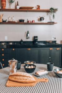 Cabana Terra Nossa com vista في ماريشال فلوريانو: طاولة مع طبق من الخبز على طاولة