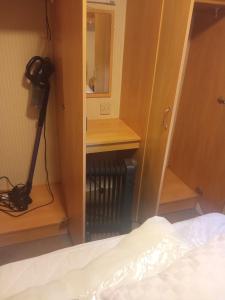 ein Schlafzimmer mit einem Bett, einem Schreibtisch und einem Spiegel in der Unterkunft Arizona Caravan in Camber