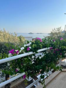 Un ramo de flores sobre un riel blanco en The Bay View Kalkan Hotel, en Kas 10 fotos más