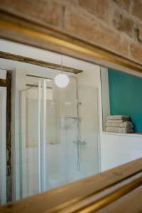 a bathroom with a shower with a glass door at Apartment mit Connection am Müritz National Park 