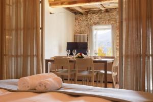 een eetkamer met een tafel en een tafel en stoelen bij Orta Paradise 6 in Orta San Giulio