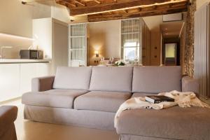 een woonkamer met een bank en een keuken bij Orta Paradise 6 in Orta San Giulio