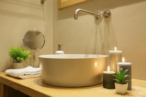een badkamer met een wastafel en twee kaarsen op een aanrecht bij Orta Paradise 6 in Orta San Giulio +10 foto's