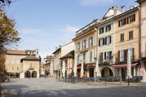 een straat in een stad met veel gebouwen bij Orta Paradise 6 in Orta San Giulio