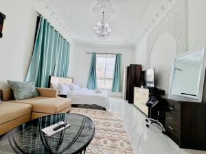 Μια τηλεόραση ή/και κέντρο ψυχαγωγίας στο Fully Furnished Studio Near Exibition Center Abu Dhabi