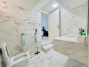 Ένα μπάνιο στο Fully Furnished Studio Near Exibition Center Abu Dhabi