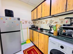 Η κουζίνα ή μικρή κουζίνα στο Fully Furnished Studio Near Exibition Center Abu Dhabi +11 φωτογραφίες