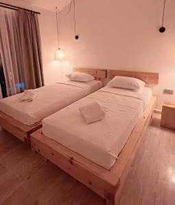 Dos camas individuales en una habitación con en The Bay View Kalkan Hotel, en Kas