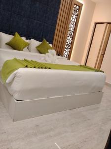 Ένα ή περισσότερα κρεβάτια σε δωμάτιο στο MAHFIL-e-MOTIJHEEL, MOTIJHEEL PARK AND RESORT