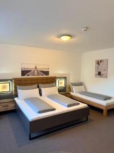 Postel nebo postele na pokoji v ubytování Goldener Adler