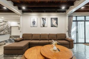 ein Wohnzimmer mit Sofa und Tisch in der Unterkunft SavasdeeVilla Midtown bangkok in Makkasan + 55 Fotos