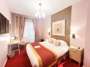 a bedroom with a bed and a desk and a window at Hôtel D'Aragon - Place de la Comédie - in Montpellier