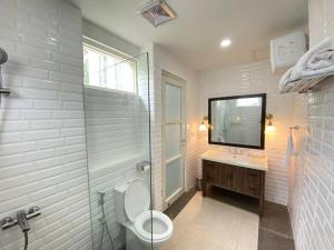 Et badeværelse på Saka Ombilin Heritage Hotel + 11 billeder