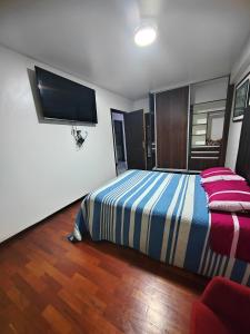 a bedroom with a bed and a basketball hoop at 2p Departamento en Torres Ventura in Cochabamba
