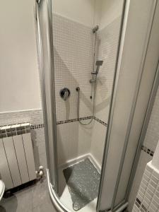 a shower with a glass door in a bathroom at La Dimora di Siena in Tognazza +12 photos