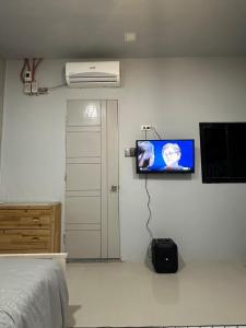 Et tv og/eller underholdning på K and R Apartment - Fully Furnished Tiny Home + 2 billeder