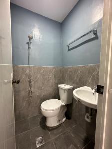 Et badeværelse på K and R Apartment - Fully Furnished Tiny Home