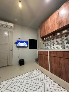 Et tv og/eller underholdning på K and R Apartment - Fully Furnished Tiny Home