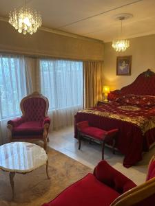 Khu vực ghế ngồi tại The Crown +60 ảnh