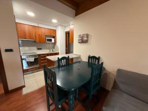 Una cocina y un comedor con mesa y sillas. en MIÑO 29 vut, en Lugo