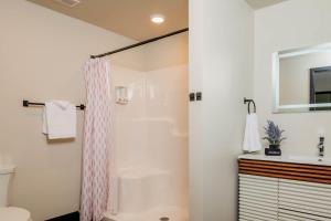 ein Badezimmer mit Dusche, Toilette und Waschbecken in der Unterkunft Penthouse City Overlook 2BR Apartment - free parking in Appleton + 4 Fotos