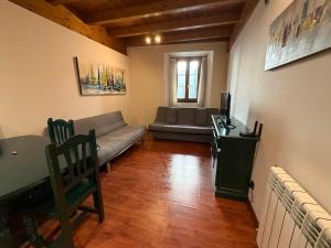 una sala de estar con un sofá y una mesa en MIÑO 29 vut, en Lugo