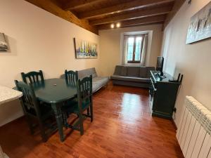 Una sala de estar con una mesa y sillas y un sofá. en MIÑO 29 vut, en Lugo