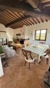 een grote woonkamer met een tafel en een bank bij la villa bella vista in Castelmuzio